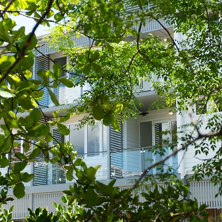 Heart Hotel And Gallery Whitsundays Airlie Beach Exterior photo
