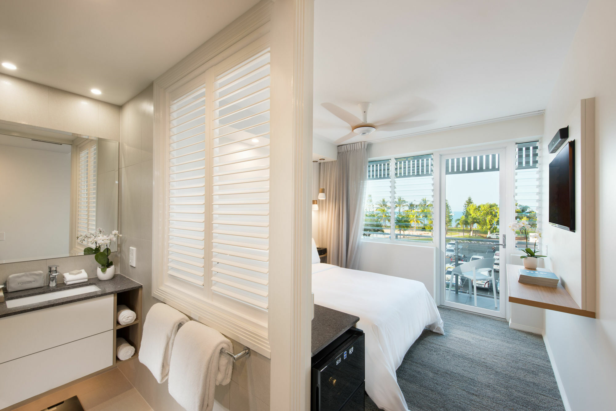 Heart Hotel And Gallery Whitsundays Airlie Beach Exterior photo